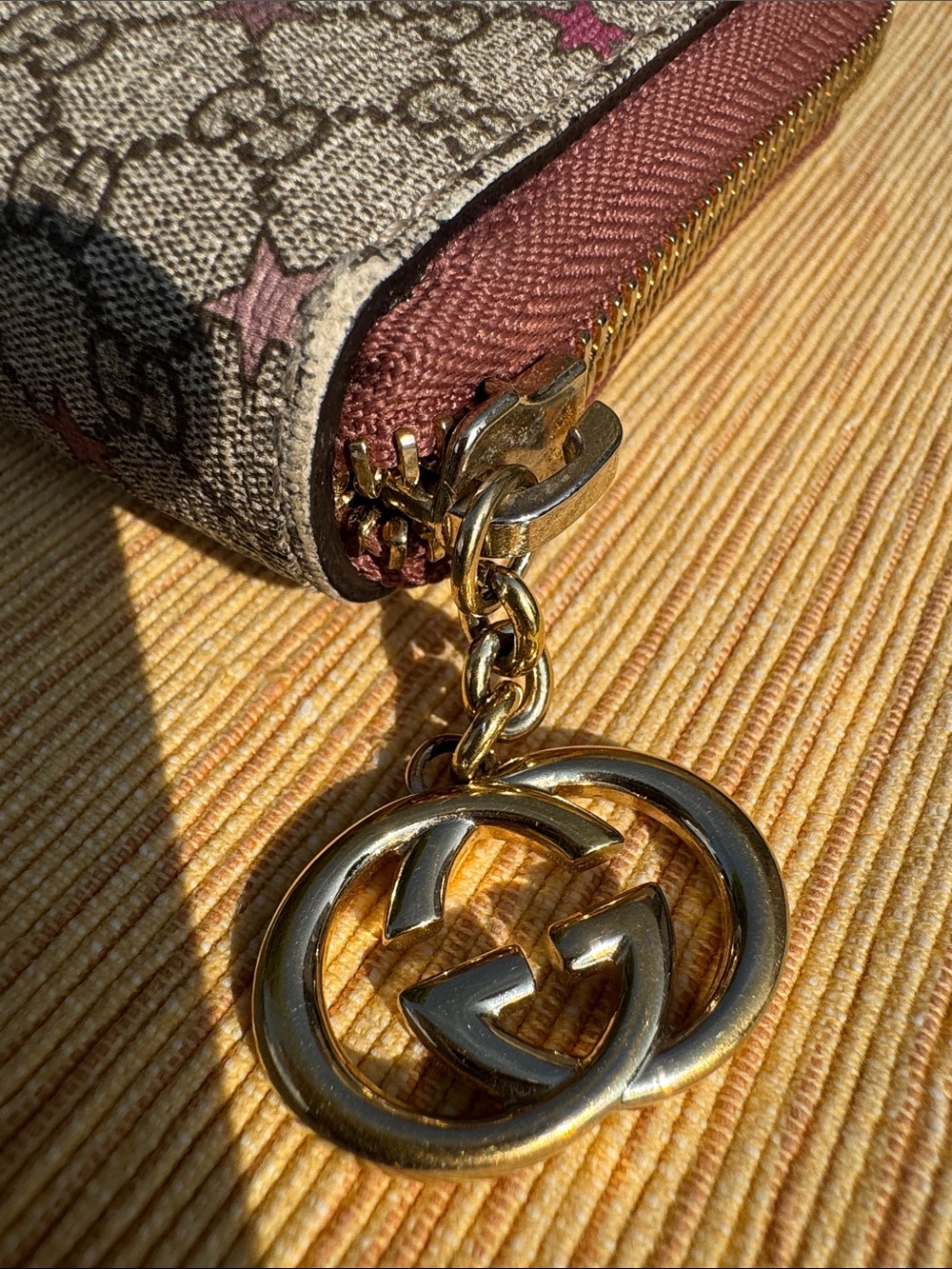 Gucci Beige Monogram Zip Wallet with mini Red &Bkack Star Pattern - Picture 2 of 13